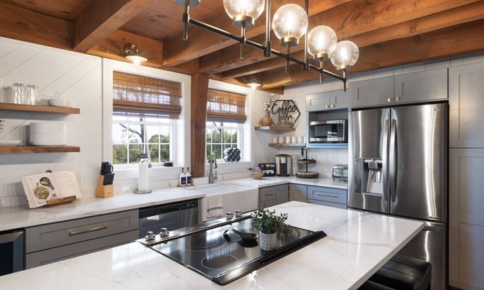 Belmont Casa | NEW! 4-Bedroom Retreat with lake views & HOT TUB!