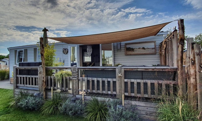 Oostkapelle Chalet De Esquí | New! 4 persons vacation chalet on a family campsite in Oostkapelle.