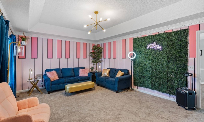 Murfreesboro Casa | NEW, 4 TVs, big backyard! Near MTSU The Pink Key Cottage