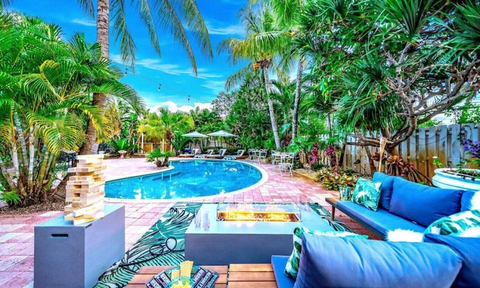 Central Corals Casa | NEW! 5 BED/5 MIN TO BEACH/HTD POOL/HOT TUB/BAR