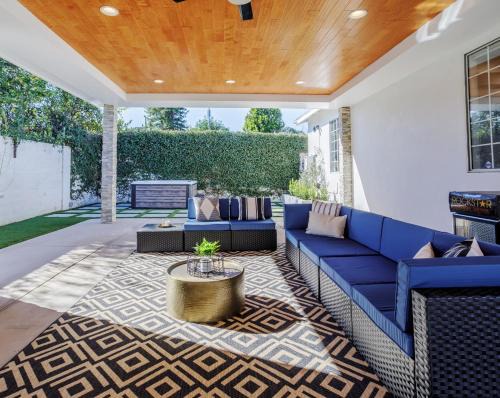 Valley Glen Casa | New 5 bed w/hot tub close to Universal sleeps 12