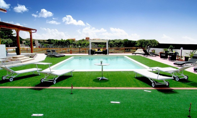 Sorso Villa | Nueva villa de 5 dormitorios en un jardín de un acre, tenis, piscina climatizada y vistas al mar