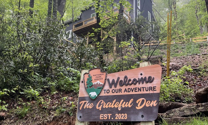 Black Mountain Casa | New 6-bedroom house in quiet Montreat with fitness , AC, WiFi “The Grateful Den”