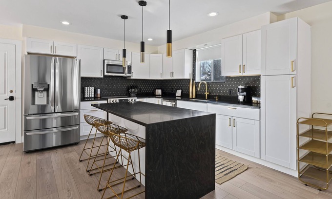 Canyon Rim Casa | New 6 Bedroom Home w/ 2 Kitchens!