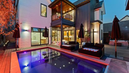 Zilker Casa | New 6 BR, 4.5B, Pool, Hot Tub, Cold Plunges, Outdoor Sauna, Bar, 9 TVs