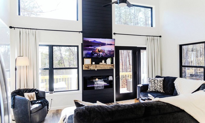 Knoxville Casa | NEW! 6 Miles to UT- 2 bedroom, 1.5 bath wooded retreat with garage!