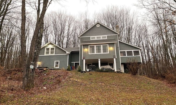 Wilmington Casa | New- 6B/3B with Hot Tub. Minutes from Lake & Town