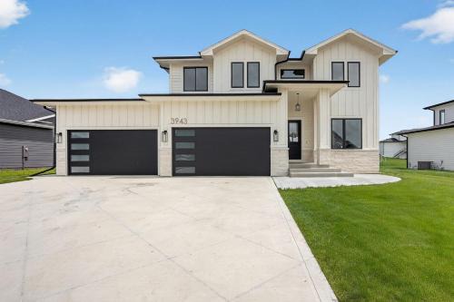 Waukee Casa | New 6BR house near Alice's Corridor amenities