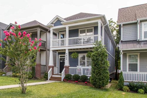 The Nations Casa | NEW 7 mins to Broadway Sleeps 8