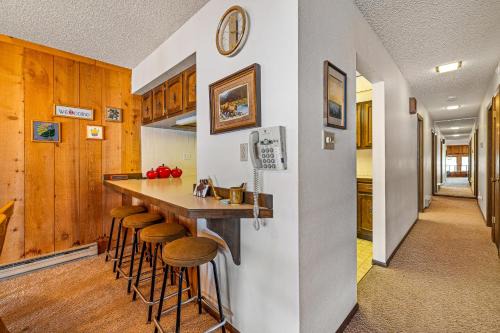 McCall Casa | New* 70s Lakefront condo - dock - pool - beach -