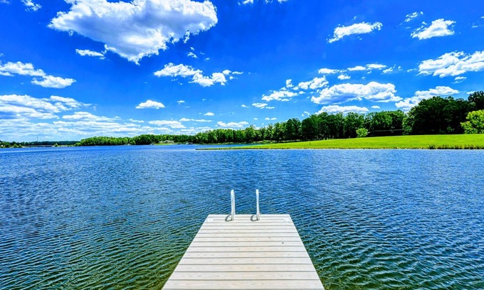 Mineral Casa | NEW 7BR Lakefront Lake Anna, Boat Dock, & Hot Tub