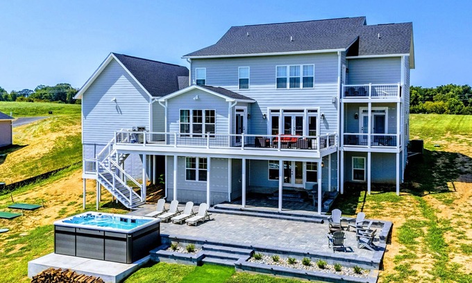 Mineral Casa | NEW 8BR Lakefront Lake Anna, Dock, & Swim Spa