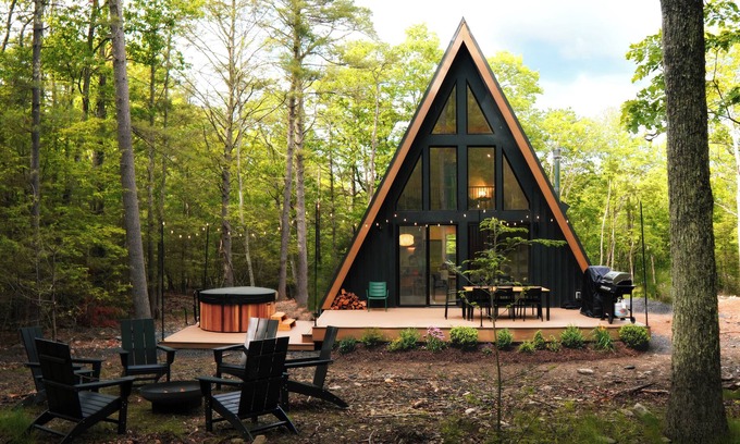 East Stroudsburg Cabina | New A-Frame Cabin Retreat w/Hot Tub in the Poconos
