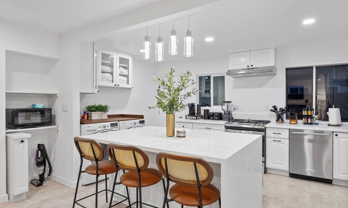 Westminster Casa | NEW! A Modern Oasis with Game room 15mins to Disneyland,beaches&more!