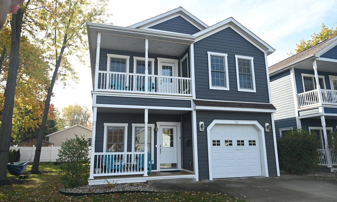 South Haven Cabaña | New: a relaxing getaway with hot tub, fire pit, yard. Near beach and Kids Corner