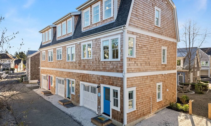 Seabrook Casa | *New* A Stairway to Heaven, dog-friendly, ocean view!