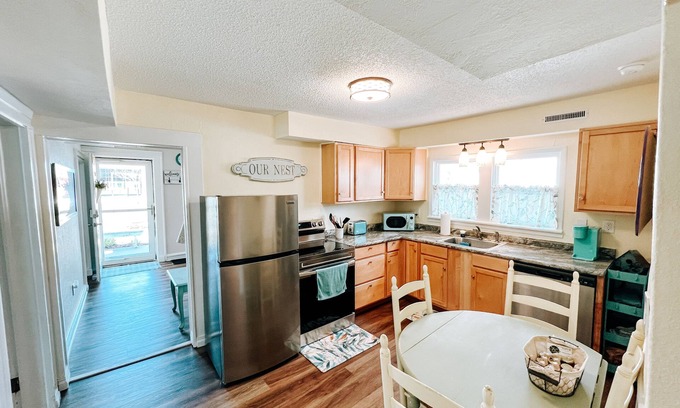Columbia Casa | New! Adorable Central Columbia Bungalow, Steps from Farmer's Market!