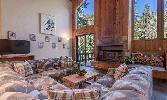 Alpine Meadows Casa | ~New~Alpine Meadows Base Camp, Walk to Hiking Trails, Ski Shuttle Avail.