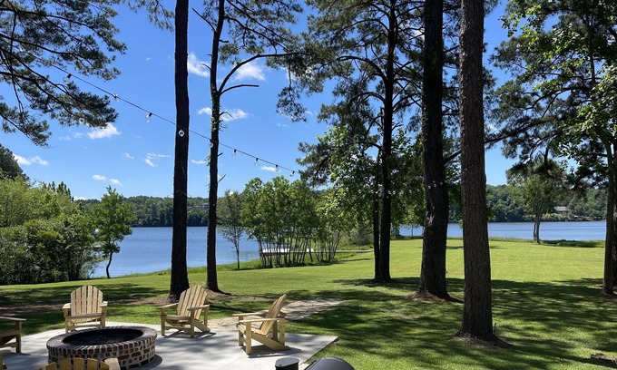 Northport Casa | NEW! Amazing Waterfront Home on Lake Tuscaloosa, flat walk to dock, 15 mi to UA