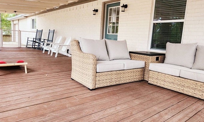 Montgomery Casa | Comfortable / Large Covered Deck / Foosball / Firepit / 5 mins to Lake Conroe