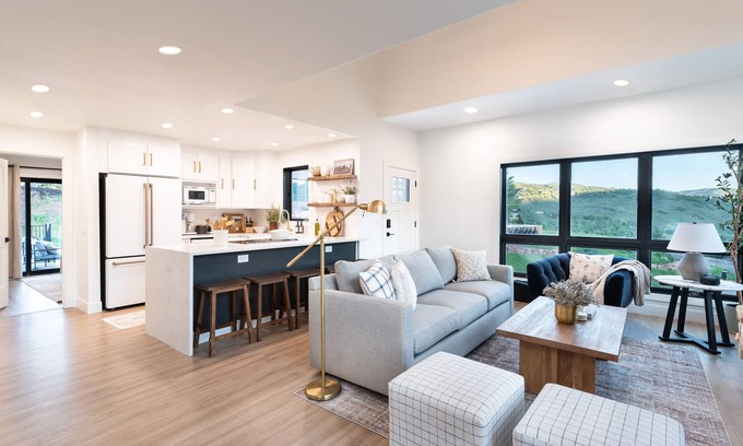 Gorgosa Condominio | ★New and Modern! Chef's kitchen, views, parking, .5 mi from transit center