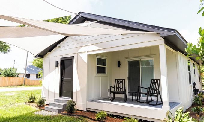 East Pensacola Heights Casa | New and Modern Double En-Suite