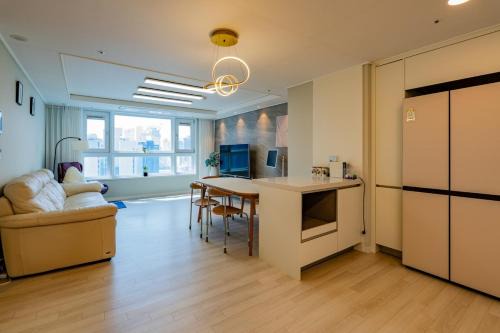 Haeundae Cama Y Desayuno | New Apt 34py 3min to Haeundae Beach LG StanbyMe & Styler Netflix & Sky Capsule