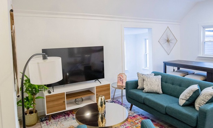 Lewiston Apartamento | New Apt with Modern Style- 5 mins from St Mary’s, Central Maine Med, and Bates