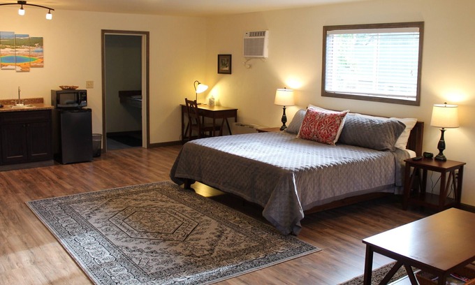 Gardiner Apartamento | NEW!! Arch Studio at Yellowstone Park Entrance- 2 Minute Drive to Park Entrance