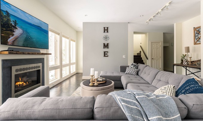 Saugatuck Cabaña | NEW Artistic Modern Cottage/SCREENED Porch/Fire Pit/ Giant Theater/Game RM