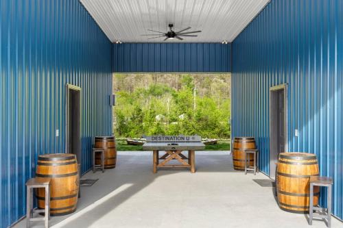 Stanton Casa | New Barn/King Beds/Hot Tub/Spacious Level Parking