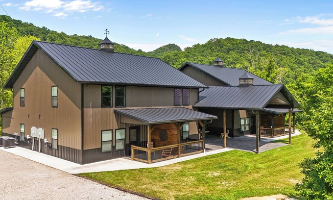 Stanton Casa | New Barndominium/12 Guest/2 Hot Tubs/2 Kitchens/2 Firepits