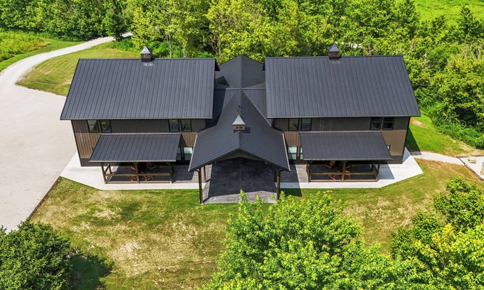 Stanton Casa | New Barndominium/Sleeps 24/4 Kitchens/4 Hot Tubs/4 Firepits