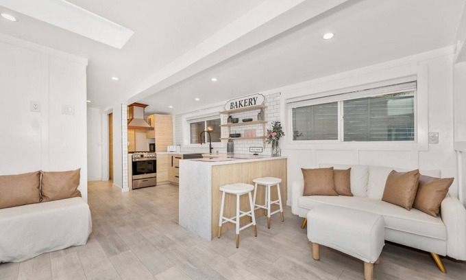 Fire Mountain Apartamento | New Beach Apartment w/ Yard