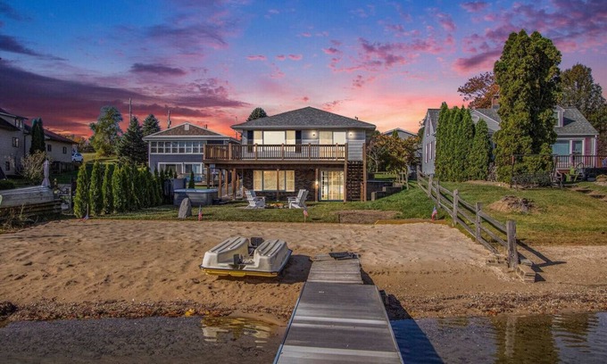Sister Lakes Casa | New Beach front 5bd in Sister Lakes w/ Hot tub