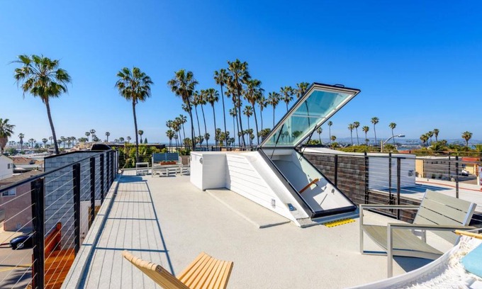 Ocean Beach Casa | New Beach House, Steps to Sand