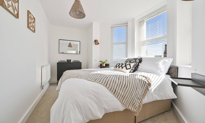 Westward Ho Apartamento | NEW! Beach vibe - walk to Westward Ho!