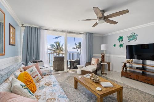 Punaluu Casa | NEW Beachfront Condo & Amazing Views