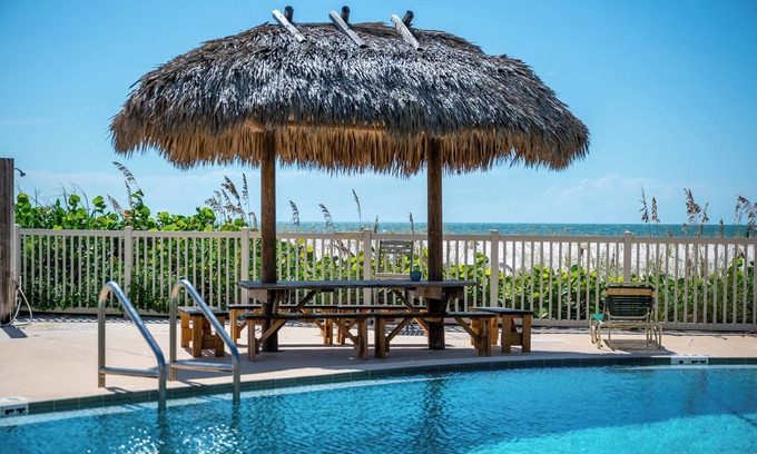 Belleair Beach Condominio | NEW Beachfront Oasis with Pool in Belleair Beach
