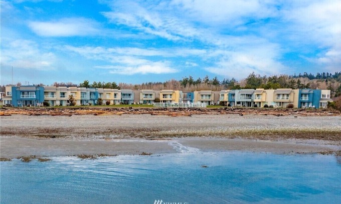 Whatcom County Casa | New!! Beachfront Townhome with Outdoor Pool