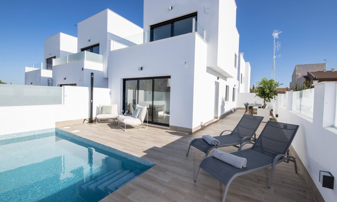Los Imbernones Casa | Nueva hermosa casa funky con piscina privada y terraza en la azotea - tiene capacidad para 2 familias