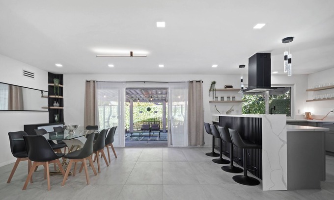 Thousand Oaks Casa | New! Beautiful & Elegant 5BD/3BA at Thousand Oaks