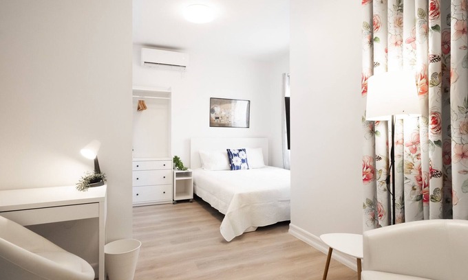 Queens Apartamento | New! Beautiful Guest Suite! Free Parking! Main St