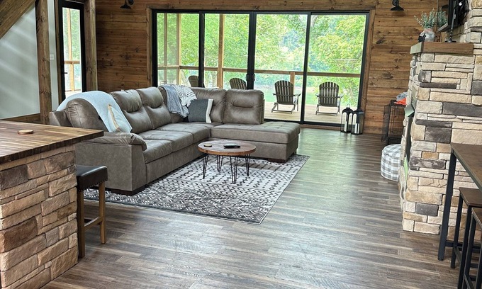 Lone Rock Casa | NEW BEAUTIFUL HOME RIGHT ON THE WHITE RIVER! WALK-IN WHITE RIVER ACCESS!