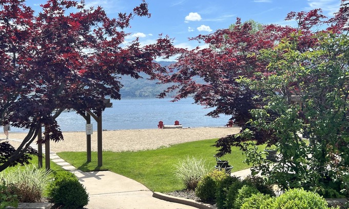 Westbank Condominio | Hermoso Lakefront 1400 pies cuadrados, 2 niveles, 2 dormitorios y condominio frente al mar den!