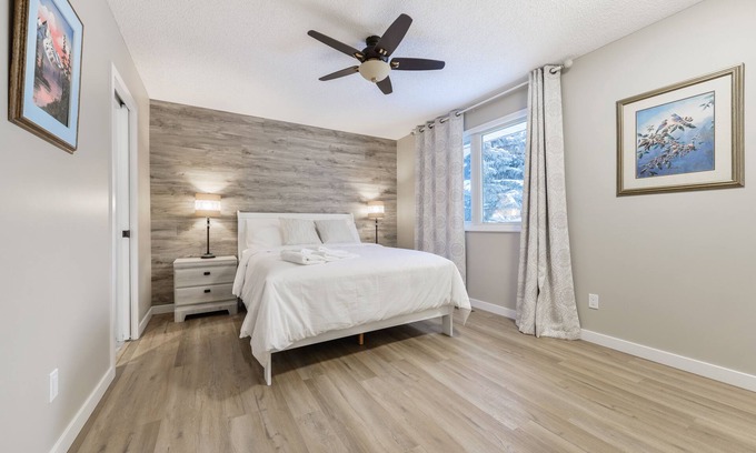 West Edmonton Casa | 🔥NEW ⭐️BEST TODAY⭐️ 4 Bedroom up to 8 people Home Close to WEM!