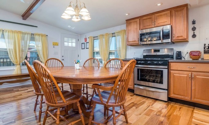 Midtown Ocean City Condominio | NEW, BIG 3 BEDROOM is OCEANblock, free parking, just a few steps to the beach.