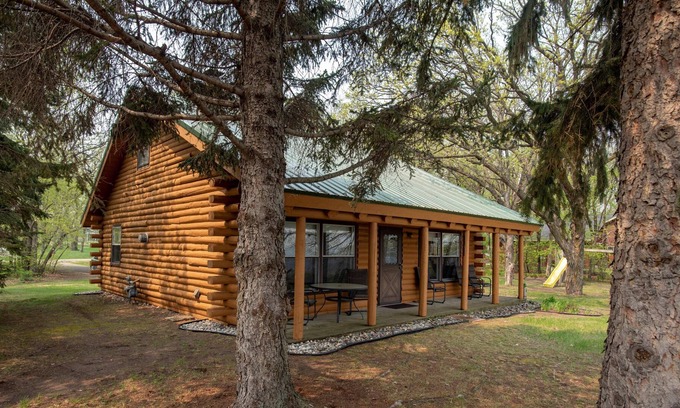 Perham Cabina | NEW! Big Pine | Fireside Log Cabin