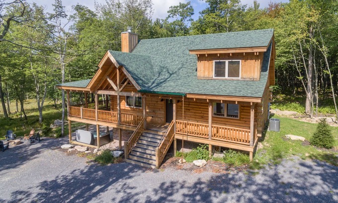 Mountainside Casa | New! Blue Mountain Cabin, Lake Area, Dogs Welcome, Fireplace!