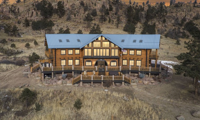 Florissant Cabina | NEW Blue Sky Lodge on 80 Acres! Hot Tub, Decks, WiFi, wet bar, firepit, gym